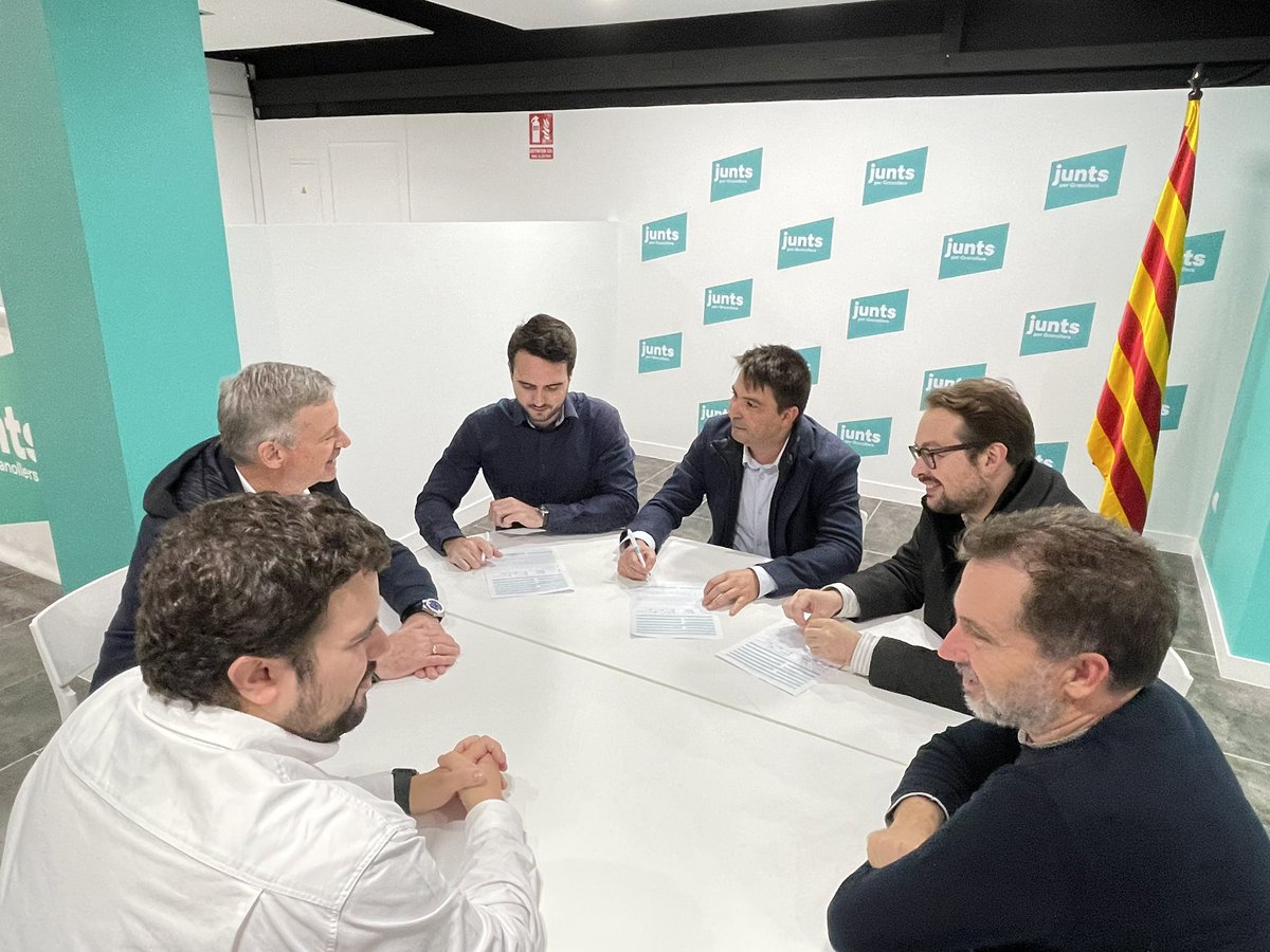 🔵 Fa dues setmanes <a href="/JuntsXCat/">Junts per Catalunya🎗</a> i <a href="/DemocratesCAT/">Democrates</a> van signar un acord de confluència

➡️ Avui han signat la butlleta per començar a militar a Junts per Catalunya els tres integrants de Demòcrates que van concòrrer a les llistes de Junts per Granollers a les eleccions municipals