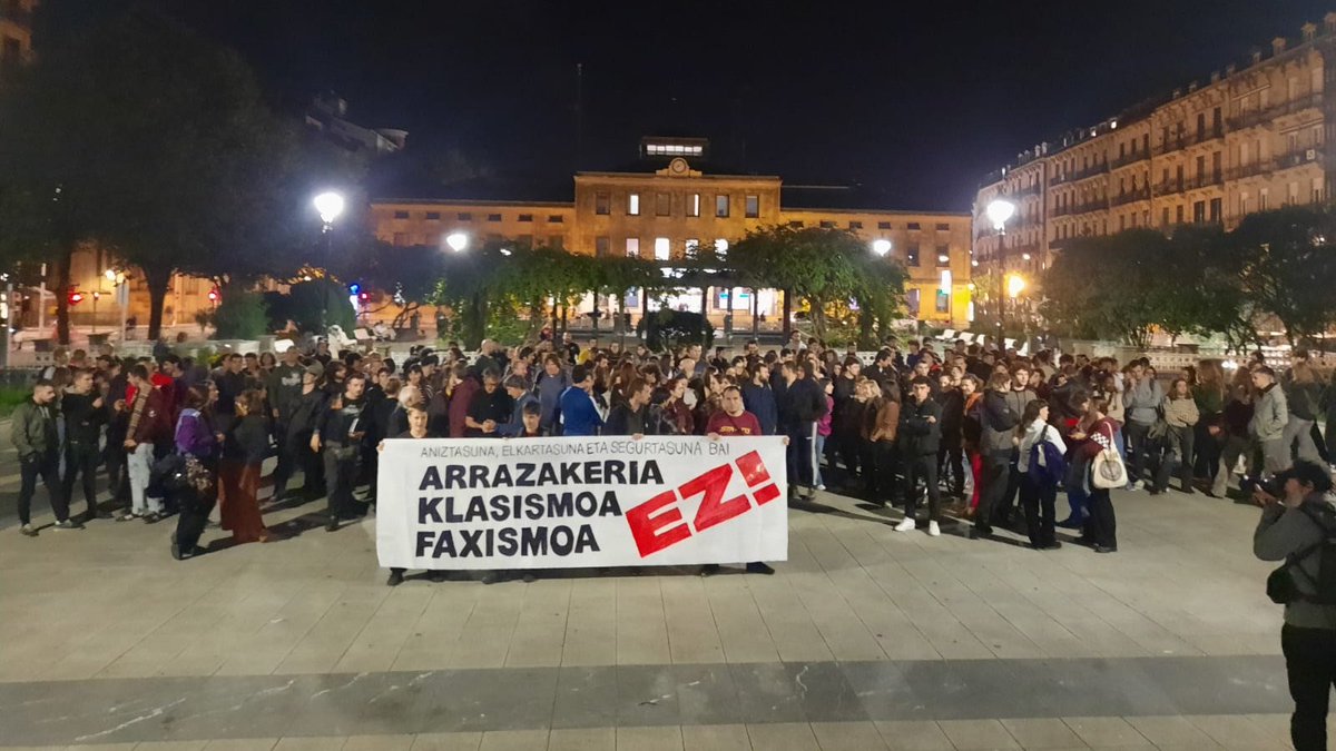 #Donostia ✊🏴📢 Aniztasuna, elkartasuna eta segurtasuna bai. Arrazakeria, klasismoa, faxismoa ez

<a href="/Antifaxismoa/">Sare Antifaxista</a> <a href="/PasaiaAntifa/">pasaia.antifaxista</a> <a href="/K_Xilda/">KAXILDA</a> <a href="/BultzadaTX/">Bultzada TxuriUrdina</a>
<a href="/irutxulo/">Irutxuloko Hitza</a> <a href="/donosti_tik/">Donostitik</a> <a href="/berria/">Berria.eus</a> <a href="/argia/">ARGIA</a>
<a href="/HamaikaTb/">Hamaika Telebista</a> <a href="/CNTGipuzkoa/">CNT Gipuzkoa</a> <a href="/DinamitaTour/">DinamitaTour</a>
@txagogipuzkoa <a href="/PIZTUDonostia/">PIZTU Donostia Plataforma</a>
<a href="/JosebaAlvarez/">Joseba Alvarez</a> <a href="/muguruzafm/">Fermin Muguruza</a>