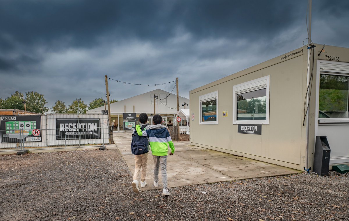 UNICEFnl's tweet photo. De situatie voor kinderen in de noodopvang is zo ernstig, dat er direct extra middelen nodig zijn voor verbeteringen. 
Dat staat in de oproep die vandaag is uitgestuurd naar de Tweede Kamer.
 
Lees hier de oproep 👇
https://t.co/bTUx2P3sEN

1/3 https://t.co/IQN1qxGH2v