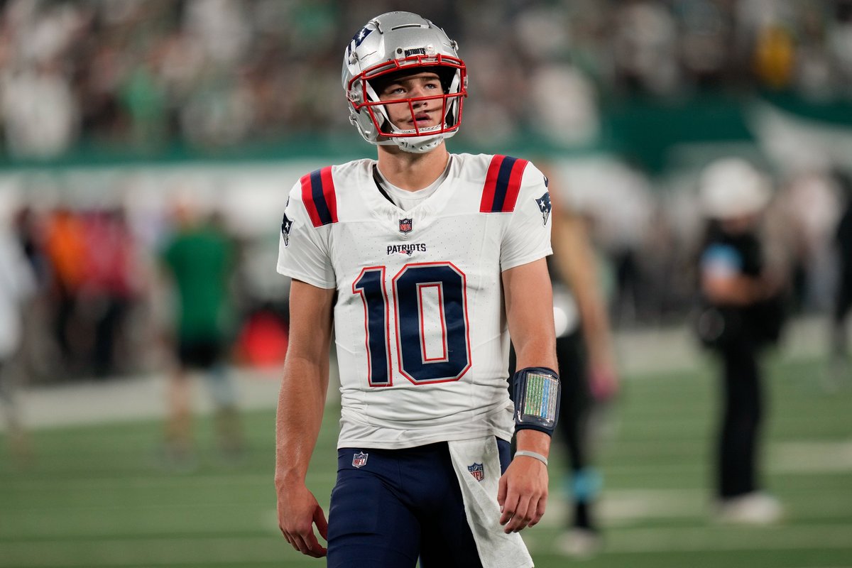 FDSportsbook's tweet image. Which QB would you rather have on your team for the next 5 years? 🤔

❤️ for Caleb Williams 
🔁 for Drake Maye