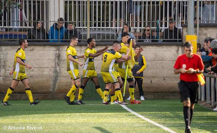 TerceraELiga's tweet photo. La imagen de la jornada! 📸

Primera victoria del @CDSanViator este curso ✅️
Por la mínima y con Alcántara parando un penalty ⛔️
Épico 🔝
Histórico, primer triunfo en su historia en la categoría 

🟡⚫️🟡 https://t.co/oZoAOHw8c6