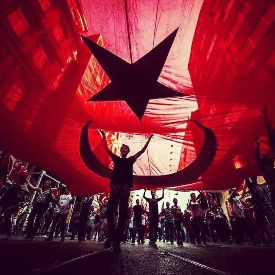 Bu bayrak 🇹🇷
öyle bir bayraktır ki; içinde 
Vatan vardır,
dökülen kan vardır,
iki cihan vardır,
din vardır,
iman vardır.

#din #iman #vatan #bayrak