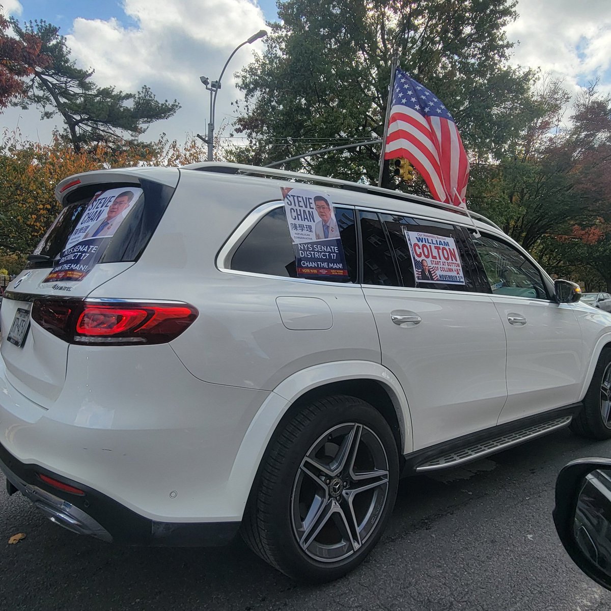 American731776's tweet photo. Brooklyn New York turning out for #SteveChan #WilliamColton #DonaldTrump &amp; all Republicans.

( The front of the car procession made it through the light we got stopped at)

FIGHT! FIGHT! FIGHT! 
VOTE! VOTE! VOTE! https://t.co/J8raQkry3S