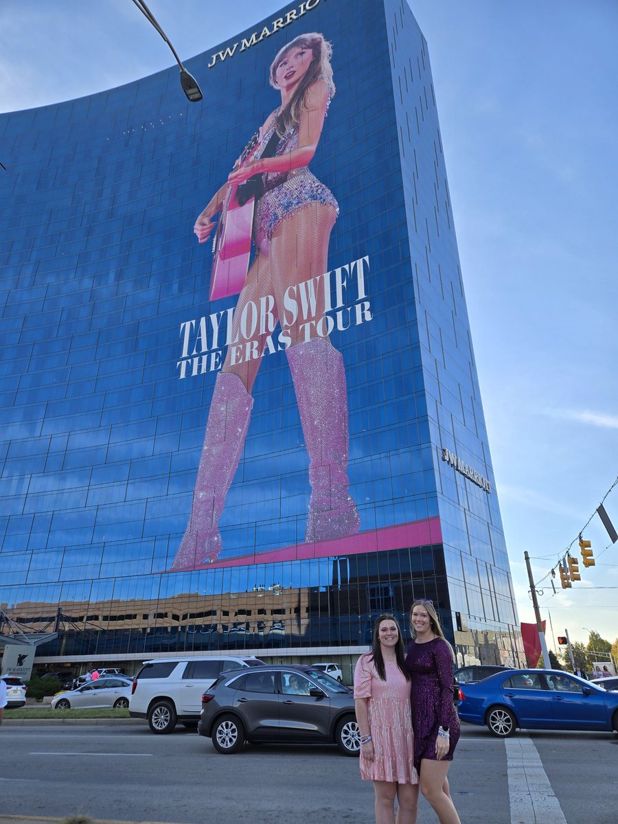 bethsowerz's tweet photo. @swiftie_liza @taylornation13 Me!! https://t.co/q7jvGFpUee