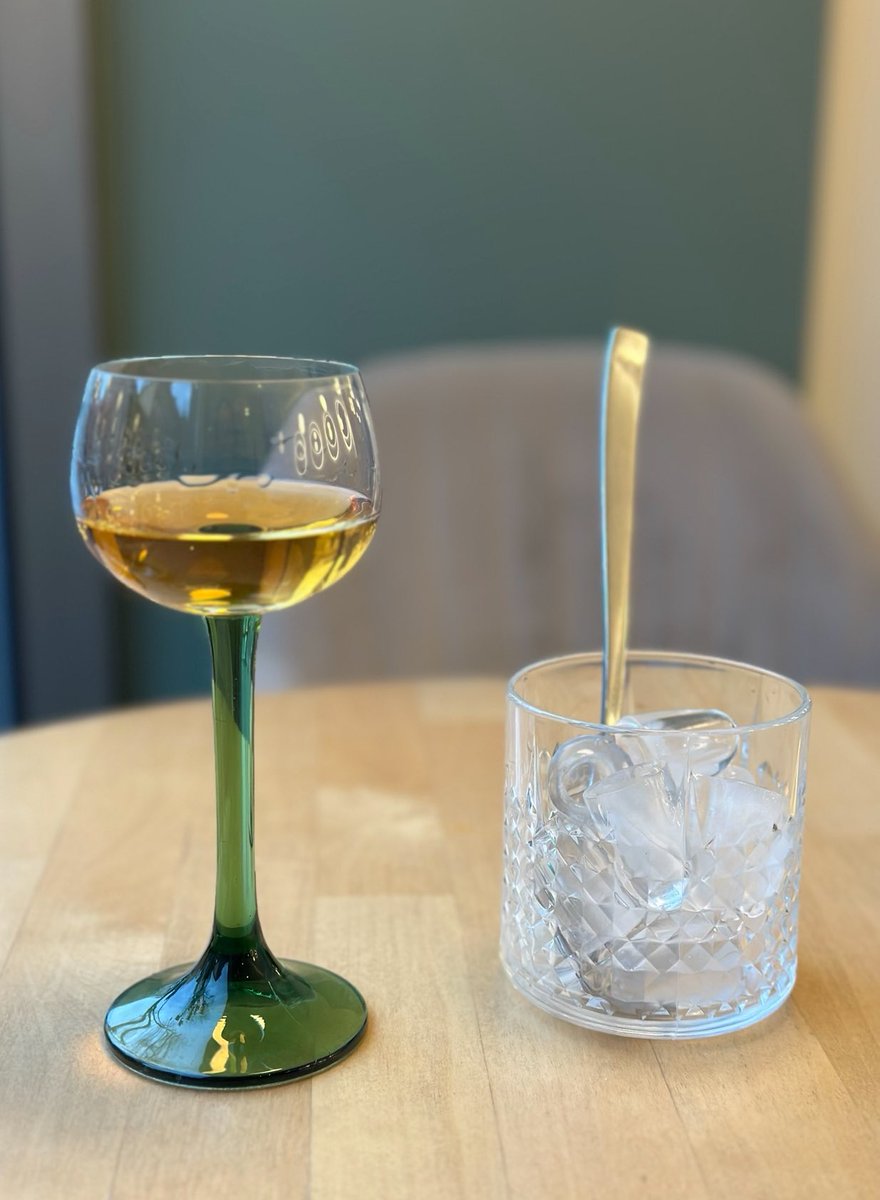 larastat's tweet image. Θα το πιείτε όλο το 🟢αριστοκρατικό ποτήρι.
#upperclass