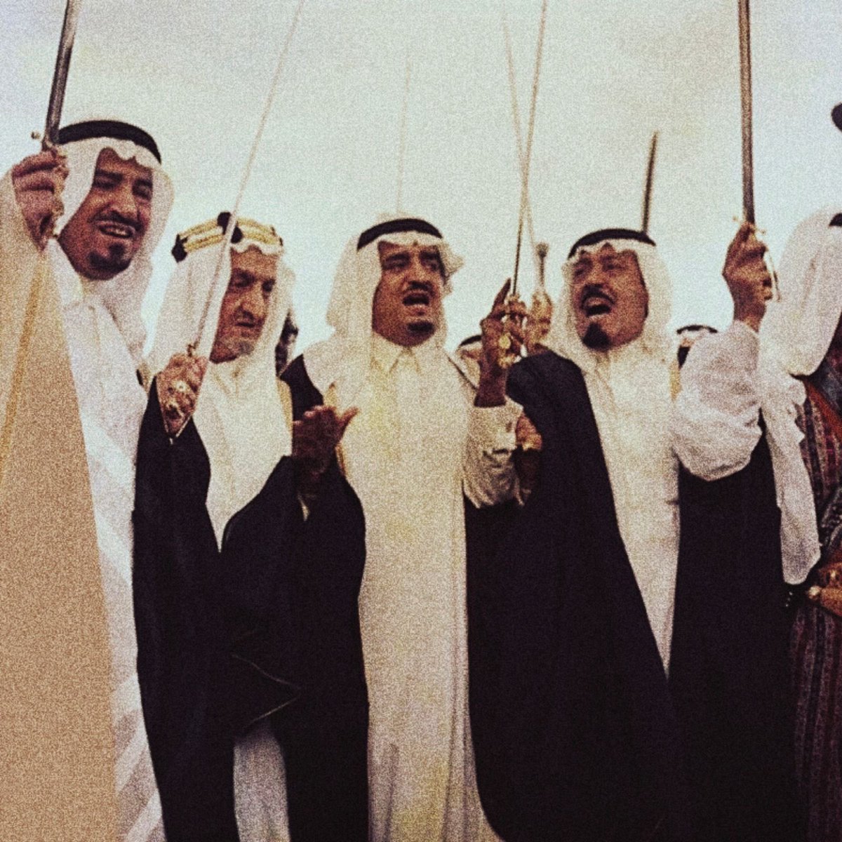 CSclubCBA's tweet photo. - الرقصات الشعبية السعودية

العرضة السعودية والدحة ورقصات الجنوب تعبر عن تراث أصيل يعزز الفخر الوطني، وتؤدى في الاحتفالات لتعكس وحدة المجتمع وقوته https://t.co/ezKVghaf2l