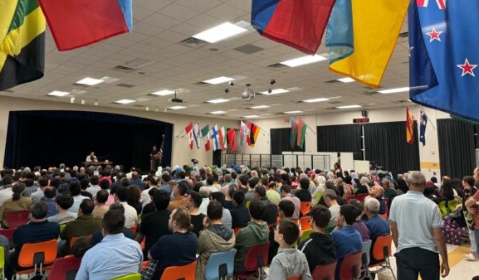 hizmettenson's tweet photo. Atlanta’da, Hizmet Hareketi’ne gönül vermiş yüzlerce insan, İstanbul Kültür Merkezi tarafından organize edilen Fethullah Gülen Hocaefendi’yi anma programında bir araya geldi. Kur’an-ı Kerim tilavetiyle başlayan bu anlamlı gece, Hocaefendi’nin talebelerinin ve kendisiyle belli süreler birlikte olma şansı yakalamış kıymetli toplum önderlerinin Hocaefendi ile ilgili unutulmaz hatıra ve tecrübelerini paylaşmaları ile devam etti. Anlatılanlar, katılımcılara derin bir hüzün ve özlem hissettirdi.

Program, Hocaefendi’nin insanlığa olan hizmetine, onun kalplerde bıraktığı derin izlere ve mücadelesine duyulan vefayı ve minnettarlığı yansıttı. Toplu olarak okunan dualarla sona eren bu gecede, toplumun her kesiminden, genç yaşlı, kadın erkek, geniş bir katılım gerçekleşti. Herkes, Hocaefendi’yi anarken, onun idealleri etrafında birleşmenin ve hizmet aşkını diri tutmanın önemini bir kez daha hissetti.

https://t.co/Pr1cU8orC1