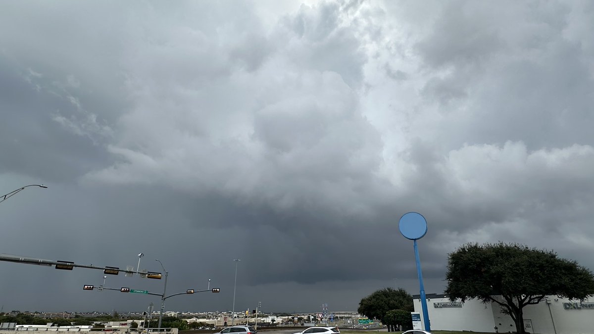 Here's the updraft from the string-bean storm north of Dallas. #dfwwx