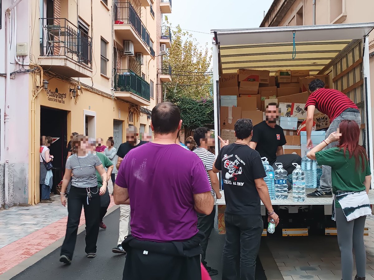 LaCosaNostraCS's tweet photo. Marea solidària, avui han eixit des de LCN a València 3.500kg d'ajuda humanitària, als punts logístics de distribució de les xarxes de suport. Gràcies a totes a les que doneu i oferiu el cos i, també infinit agraïment a @aurorasuport.

PODER POPULAR ENFRONT DE LA BARBÀRIE https://t.co/MGNL1anvyO