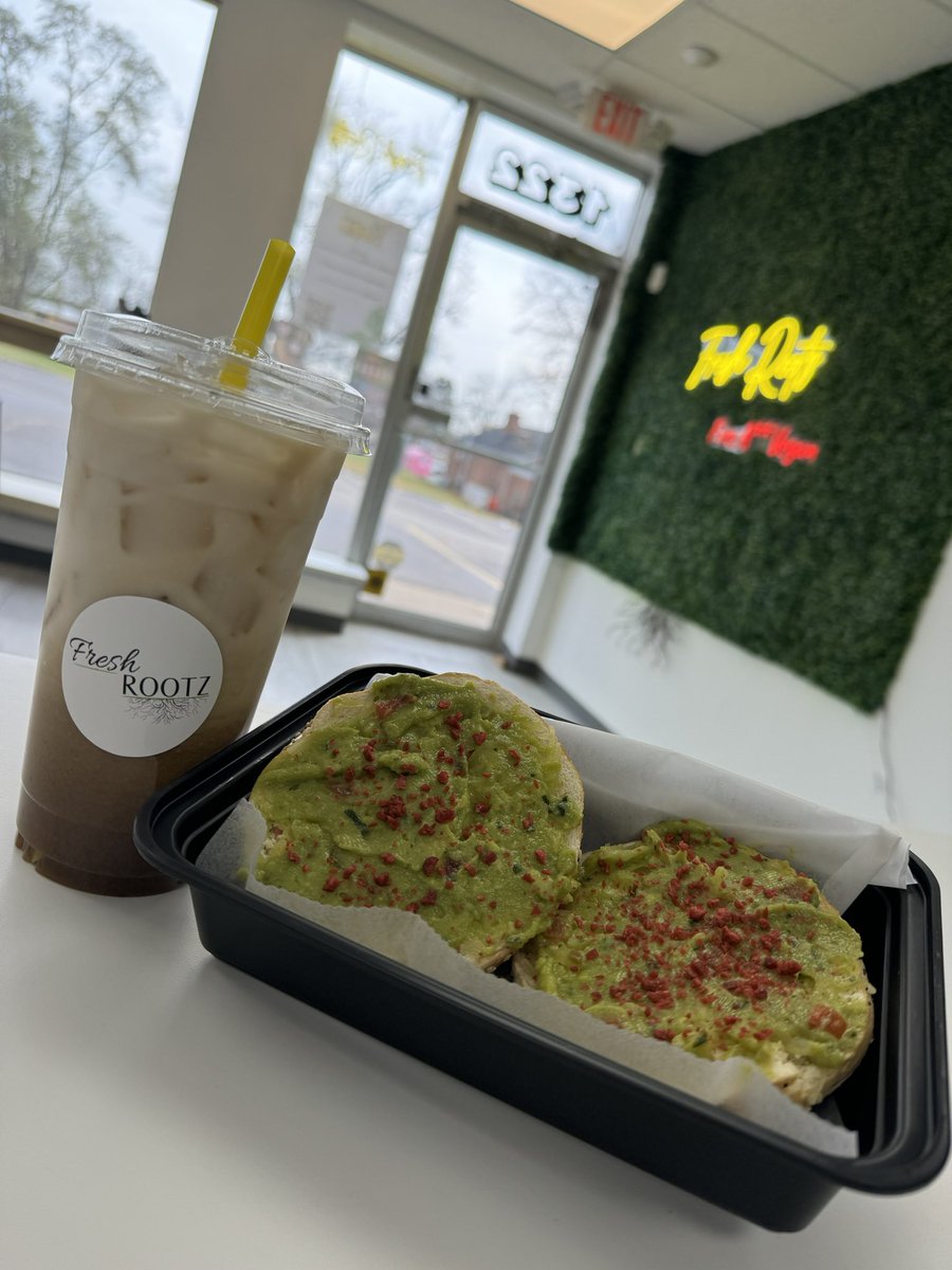 FreshRootzDet's tweet photo. Bon Appétit! 👩🏾‍🍳 

Guacamole Loaded Everything Bagel + Bac’n Bits (Vegan) 

📍Rochester Hills Location ✨🌱✨

#FreshRootz #DeeplyRooted https://t.co/x6Ur1JkCCB