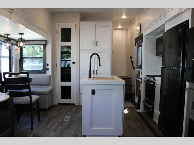 Hamiltons_RV's tweet photo. ✨ Kitchen Island, Front Private Bedroom, Fireplace, &amp; more! 👉 https://t.co/KSeMcChPXm Take this New 33-foot 2024 Jayco Eagle 28.5RSTS home and let the adventures begin! It sleeps 4 and weighs 9,520lbs. 😎 All for $54,990!
#HamiltonsRV #Jayco #Travel https://t.co/X2uzEcloSn