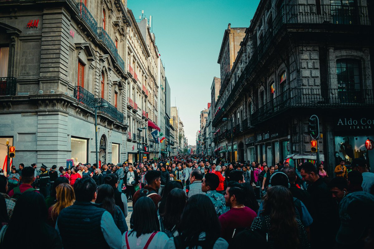 captalomx's tweet photo. El sector turístico en #CDMX genera 748,000 empleos directos y beneficia a 1.6 millones de personas, ¡el 18% de la población! La @GobCDMX  no ve que este sector no solo mueve la economía, también es el sustento de familias que dependen del turismo cada día.
#NuevaLeyTurismo #TSA #AirbnbMéxico
📸: RR SS

@AsocHotelesCDMX @mfbernes @TrusanRoma @AnaBuendiagam @Paulogarciag @ClaudiaPerezmx