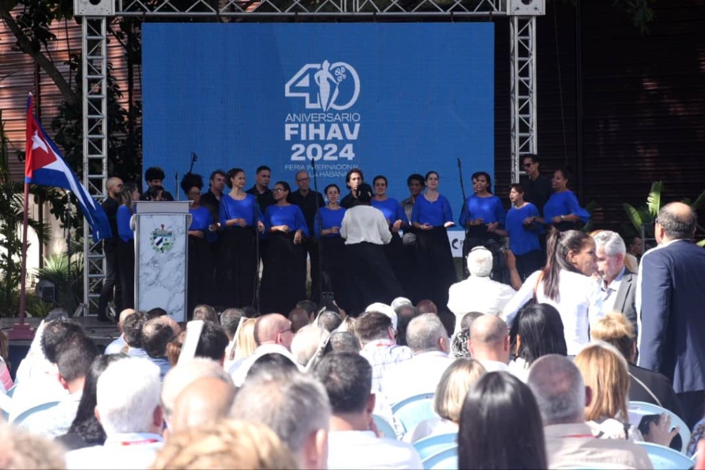 Más de 20 empresarios de la central provincia de Villa Clara participan desde hoy en la Feria Internacional de La Habana (Fihav), el principal foro de negocios en Cuba.
<a href="/Emp_Avilmat/">Empresa Materiales de Construcción Ciego de Ávila</a>
<a href="/PaulinoPrezVie1/">Paulino Pérez Viera</a>