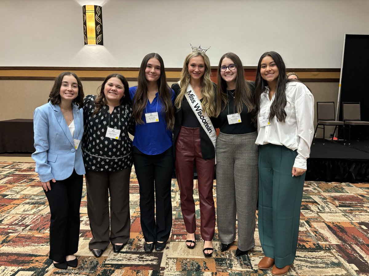menhsfbla's tweet photo. FBLA members received an amazing presentation from Miss Wisconsin!! Be memorable! https://t.co/T9OBuLpr4D