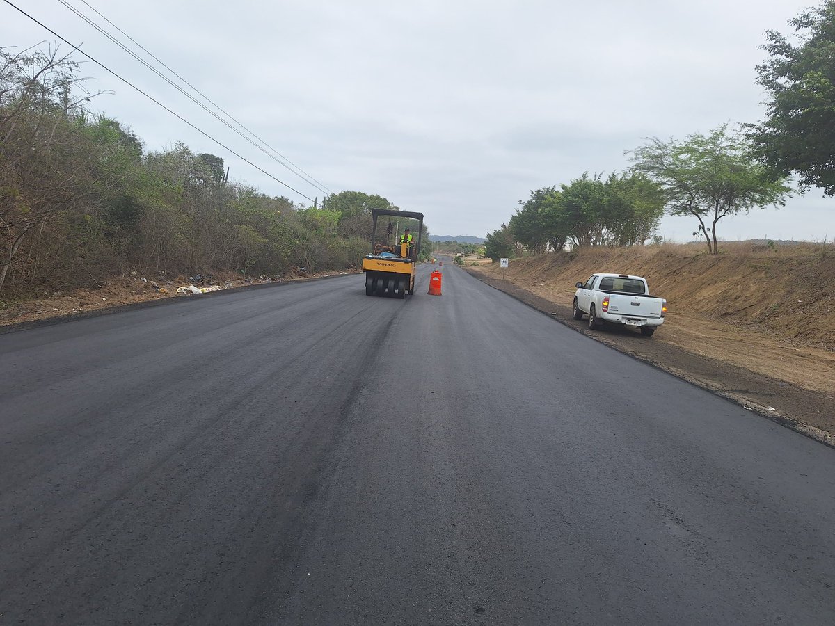 MIT_Ecuador's tweet photo. #Manabi | Trabajamos en la rehabilitación de la vía E15, tramo Puerto Cayo - San Mateo, km 1. 
🚜Colocamos la capa de rodadura de hormigón asfáltico.
⚠️Circular con precaución. https://t.co/ULr55olTqO