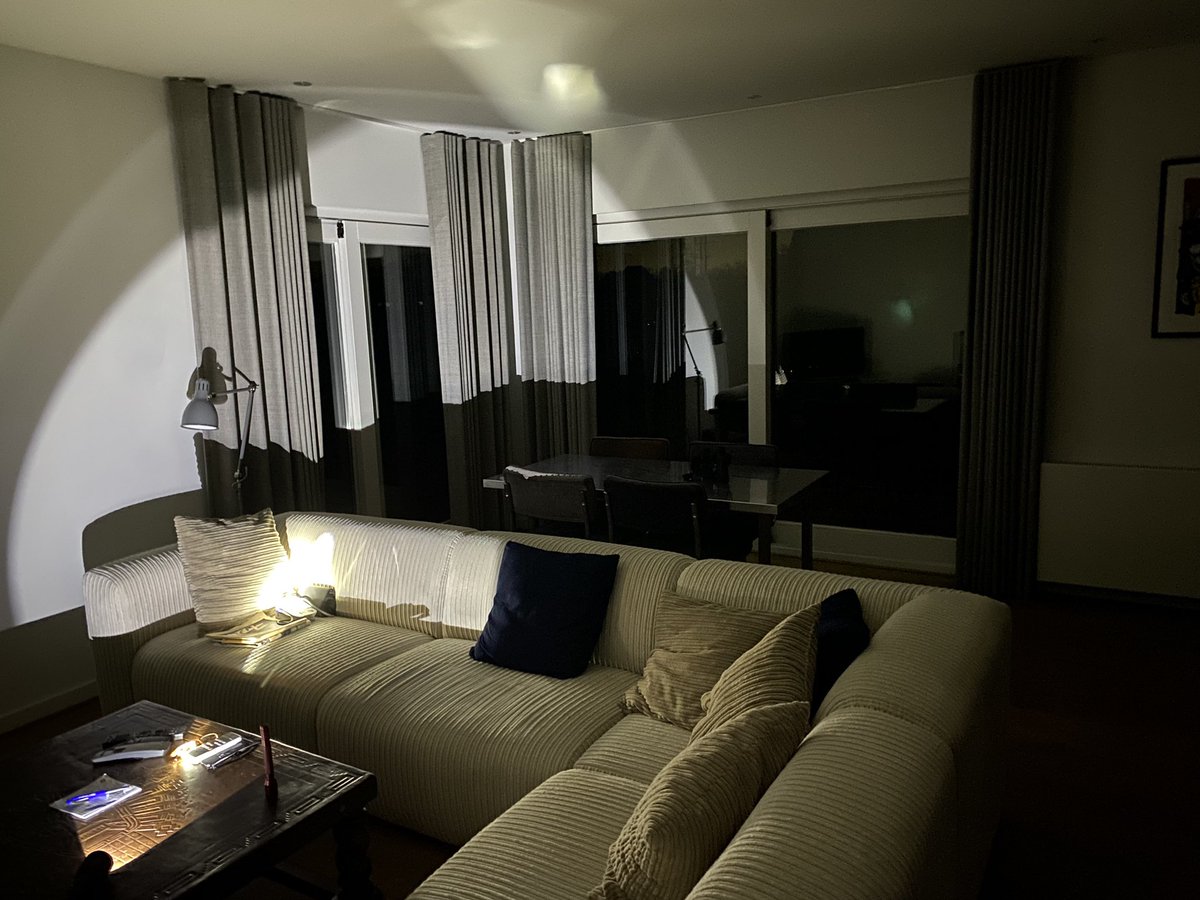 Brantsen's tweet photo. Best sfeervol zo’n LED-zaklamp. #Stroomstoring #Scheendijk https://t.co/llmCjBDQ6d