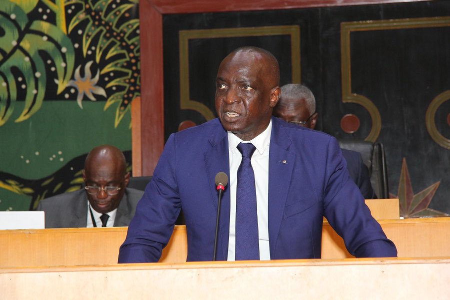 amadou_ba_'s tweet photo. Hommage à Mamadou Moustapha BA

Chers compatriotes,

J'ai appris avec consternation le rappel à Dieu de Mamadou Moustapha BA, ancien ministre des Finances de la République du Sénégal.
Notre pays perd un cadre de haut niveau, un serviteur loyal de l’État et un citoyen exemplaire. 
Moustapha a été un de mes meilleurs collaborateurs alors que j’étais ministre de l’Économie et des Finances.
Il fait partie de l’équipe qui a produit, avec un dévouement patriotique, le Plan Sénégal émergent.
Plus qu’un collaborateur, Moustapha fut mon frère et ami, un conseiller avisé et un expert confirmé des finances publiques. 
J’ai décidé ainsi de suspendre toutes les activités de cette journée pour entrer en contact avec sa famille à qui je présente mes condoléances émues ainsi qu’à toute la nation sénégalaise.

Amadou BA
Président de la coalition Jamm Ak Njariñ 

#MamadouMoustaphaBA #HommageNational #AmadouBA
#ServiteurDeLEtat
#FinancesPubliques
#ExcellenceSenegalaise
#CondoléancesSénégal
#RespectEtMémoire