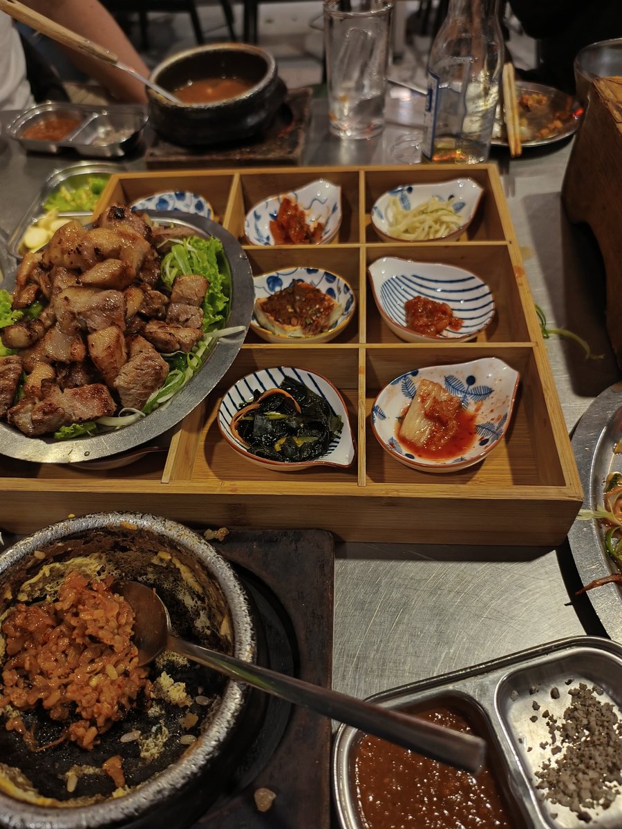 ALOGODEER's tweet photo. マニラの最後の夜ははポーカーハウス2ACEさんに遊びに行って隣の韓国焼肉屋さんに行ってきました。
そのあと酔っ払ってオカダに戻ってバカラしたりブラックジャックして寝ました。バカラの真髄はマスターしました。あとマニラ大好きです
#マニラ
#2ACE
#バカラ https://t.co/x0SWEBnjFa