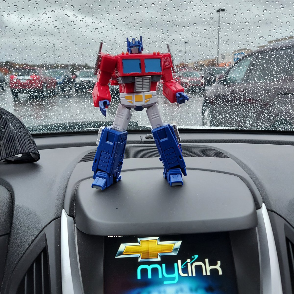 Ironhidensh's tweet image. Best Optimus ever?  I kinda think so. Who needs a masterpiece figure  anymore?  Plus, thanks to Target Circle/Redcard deals, this bad boy was only 62 bucks and some odd change. #deskbot #dashbot