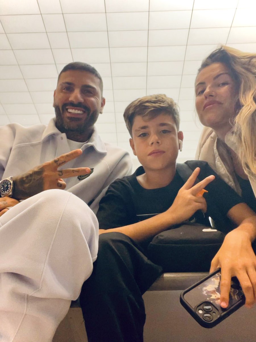 Cansados de esperar pelo o avião ✈️!!!
Mas com esperança de irmos para casa ainda hoje 🙏🙏🙏🙏