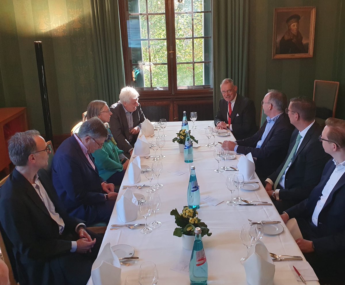 "Wir können nicht darauf warten, dass die Leute zu uns kommen, sondern wir müssen aktiv auf sie zugehen" 😊 sagte der Frankfurter Stadtdekan <a href="/Holger/">Holger Lüdorf</a> Kamlah beim heutigen Mittagstreff des #AEU Rhein-Main in Frankfurt am Main.