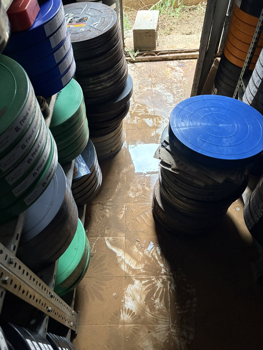 aguilarcinema's tweet photo. La DANA ha afectado a nuestro archivo fílmico el que se conservan más de 3000 referencias en #35mm. Llegó a haber medio metro de agua, afectando a películas, tráilers y cajas con carteles. Hoy hemos acabado de sacar el agua y empezar a tirar material. Tenemos el corazón encogido. https://t.co/2KfMBEgOt7