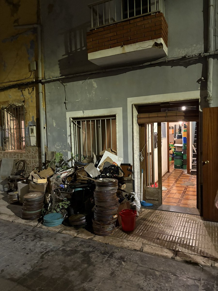 La DANA ha afectado a nuestro archivo fílmico el que se conservan más de 3000 referencias en #35mm. Llegó a haber medio metro de agua, afectando a películas, tráilers y cajas con carteles. Hoy hemos acabado de sacar el agua y empezar a tirar material. Tenemos el corazón encogido.
