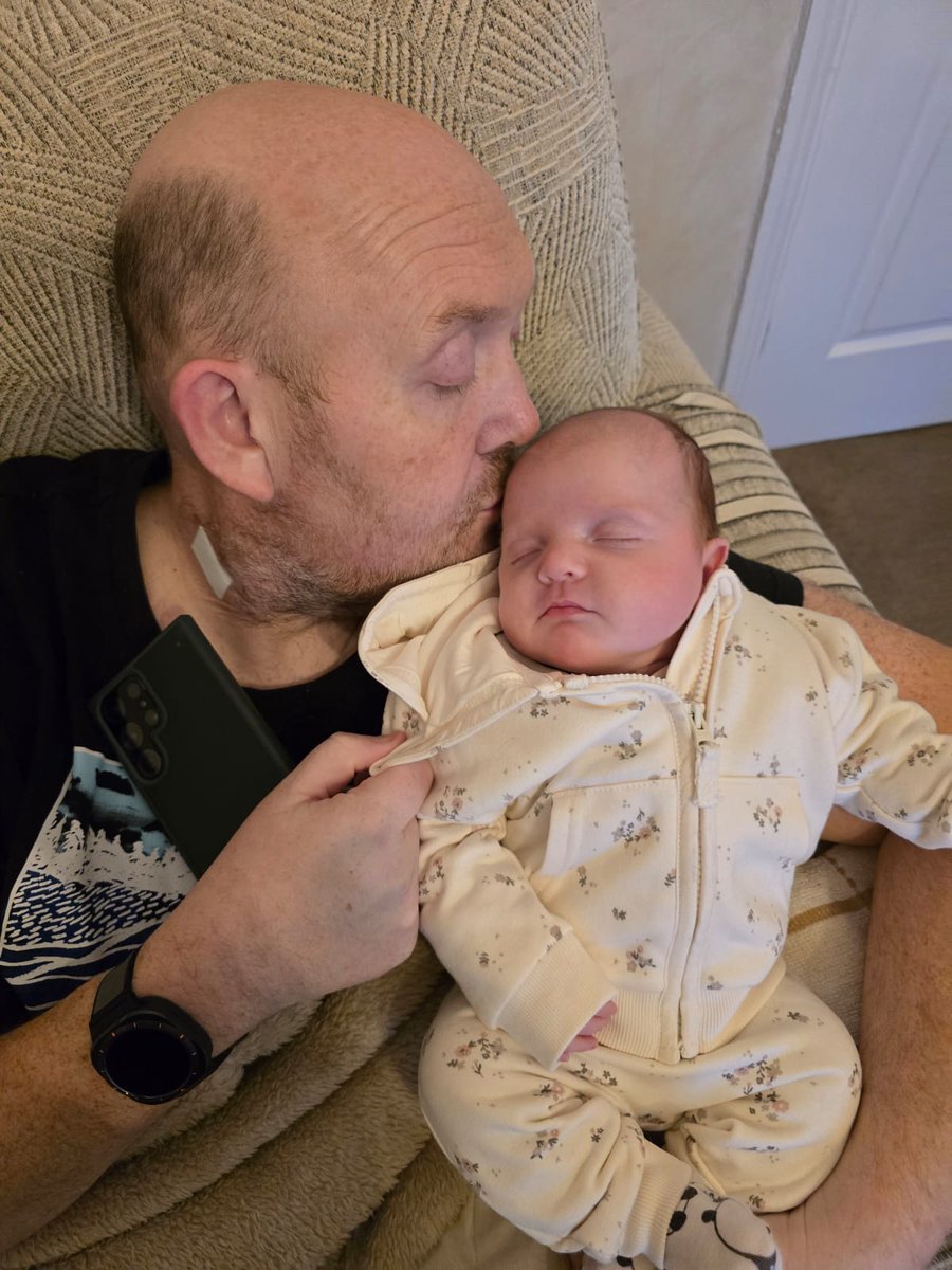 20 days in hospital 6 of those in intensive care, this right here is one of my main reasons to get better among others, to be out before the estimated 6 to 8 weeks stay the surgeon predicted ❤️
What an emotional moment this was 🥹
#precious #lifeline #secondchance #grandadsgirl