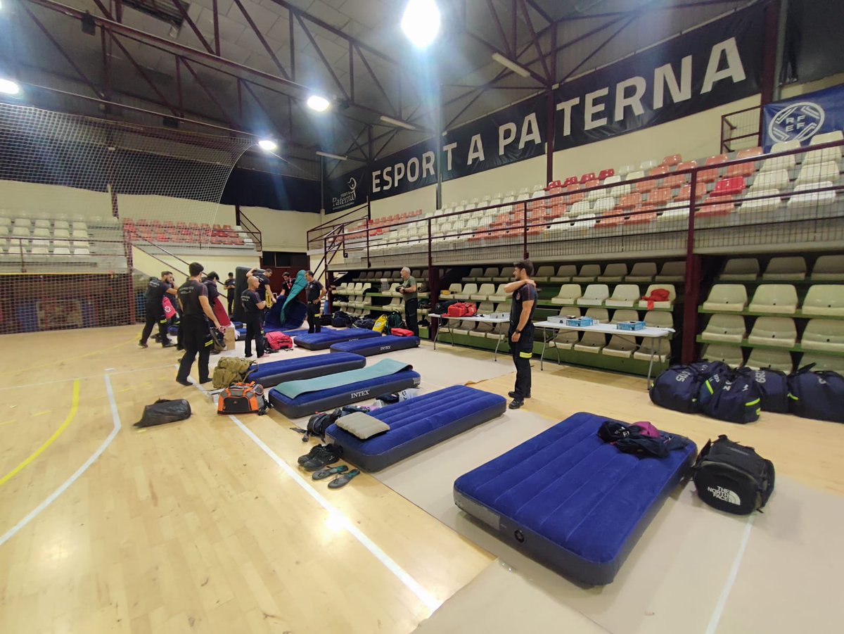 QMelillita's tweet photo. Asignada la zona de descanso del grupo desplazado a la zona afectada por la DANA. #bomberosmelilla y @COPMelilla descansarán esta noche, para mañana temprano realizar las labores que les asignen. #dana #ayudar #servir #valencia https://t.co/8GiXR2r2y0