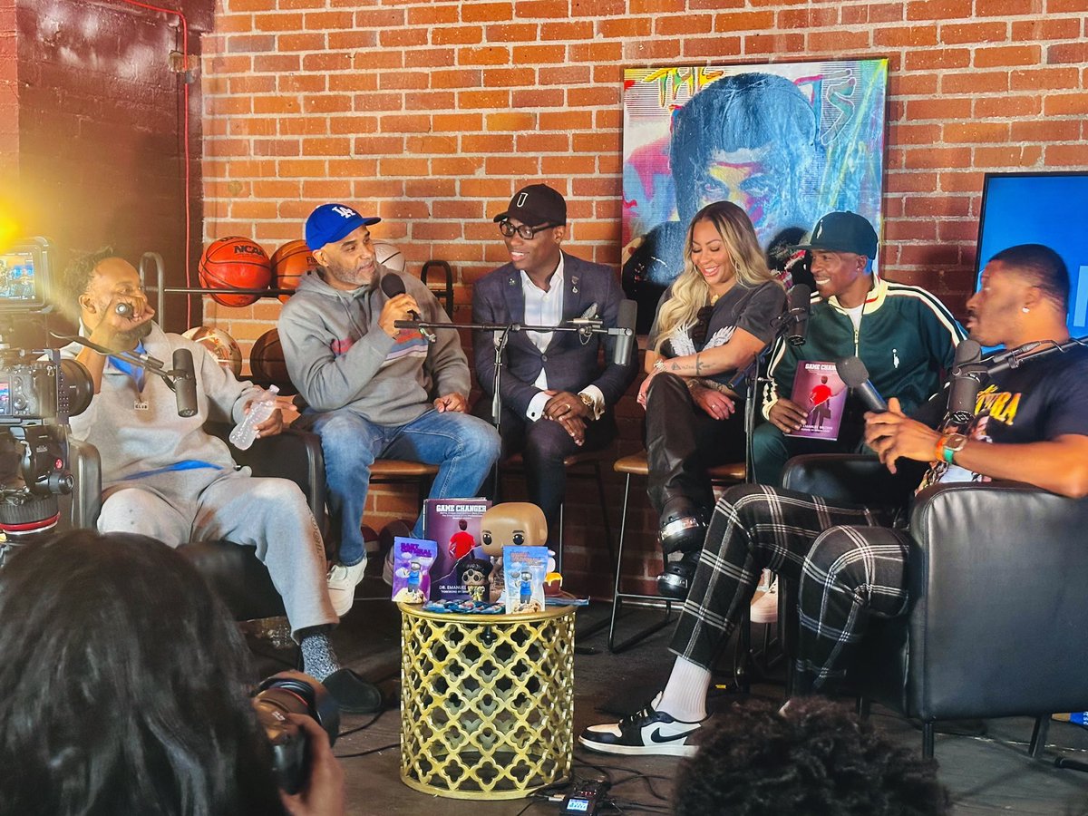 DurandDavis's tweet photo. This weekend I joined as a guest for the first ever live audience recording of @BaronDavis’ SLiC Talks Podcast at his annual #CreatorFeat LA. 

Live with hosts Craig Smith, Emanuel Brown Ed.D, Johnny and special guest Hazel E.

Great talks on upcoming partnerships with @YuhmmyApp, election, sports, books and more! 

📷 by Maya Elz Davis
