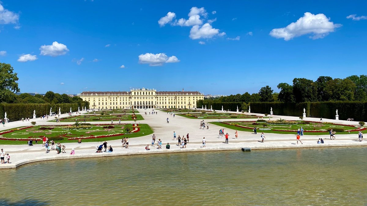 rainsinfo's tweet photo. Strolling through Schönbrunn Palace✨ in the morning light🏰, a gentle breeze whispers🌿, revealing Vienna’s elegant charm in the calm🌇
#ViennaViews #SchönbrunnMagic #AustrianElegance https://t.co/U0CFHGxOsG