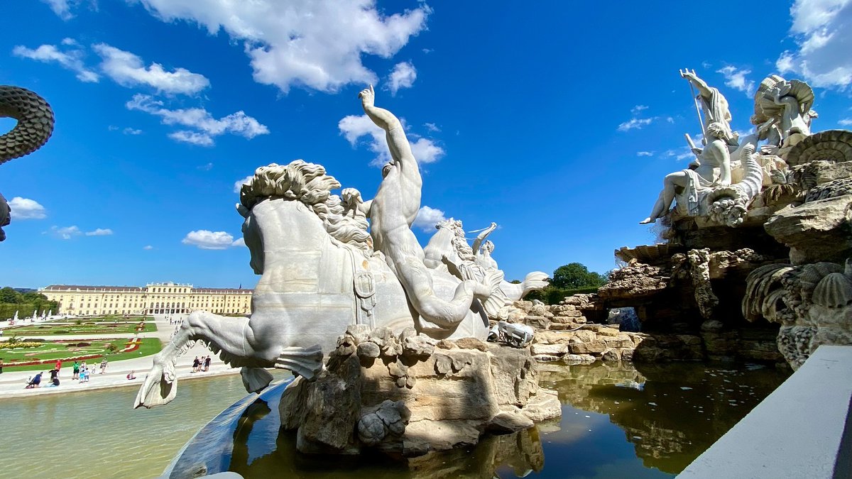 rainsinfo's tweet photo. Strolling through Schönbrunn Palace✨ in the morning light🏰, a gentle breeze whispers🌿, revealing Vienna’s elegant charm in the calm🌇
#ViennaViews #SchönbrunnMagic #AustrianElegance https://t.co/U0CFHGxOsG