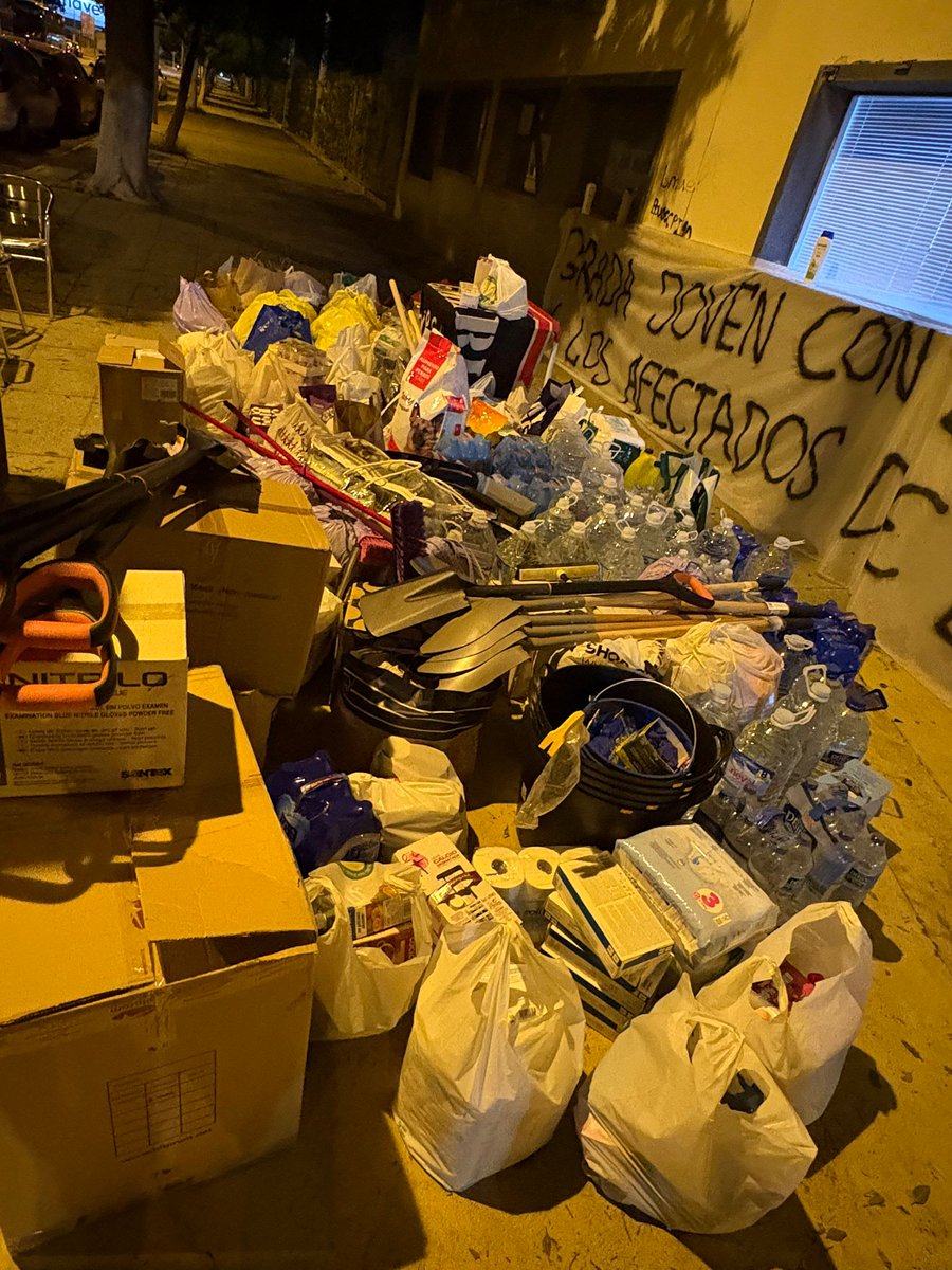 Damos las gracias a todos los almerienses que han venido a colaborar esta noche. 
Junto con lo recaudado por los socios de GJ, subiremos esta semana todo a Valencia.
