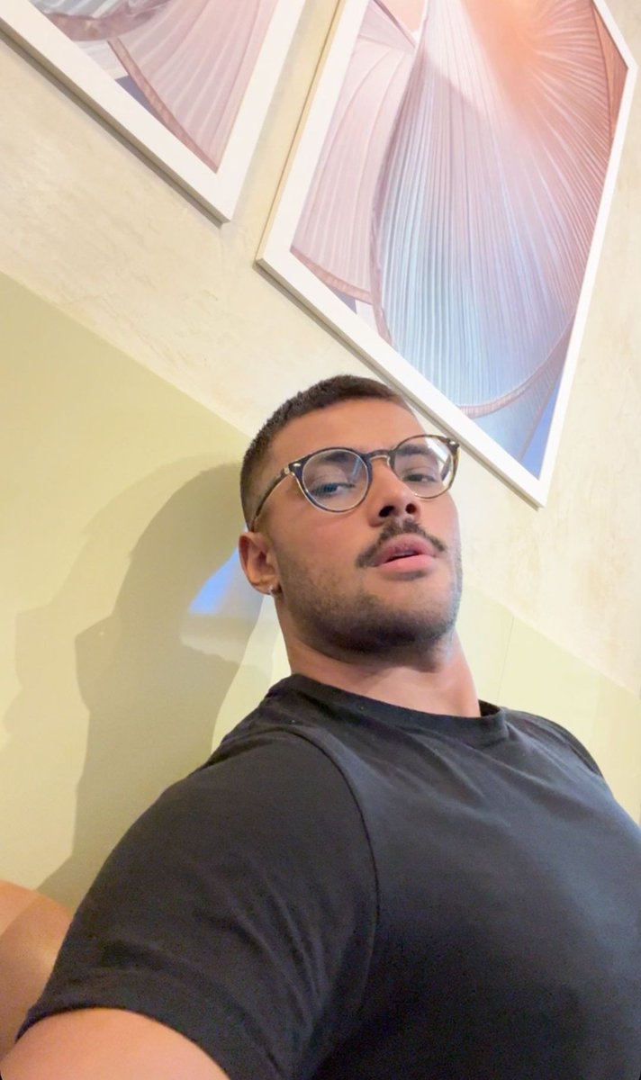 Faccia impegnativa 👓