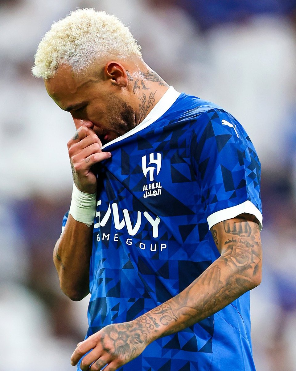 Lamediatitular's tweet photo. ¿NUEVA LESIÓN?

Neymar se lesionó el muslo en el partido del Al-Hilal en la Liga de Campeones de la AFC.

Ha jugado solo 42 minutos desde su regreso después de una lesión de un año en el ligamento cruzado.

Abandonó el partido, pero caminó por su cuenta al finalizar el encuentro. https://t.co/wViHgVHZsR