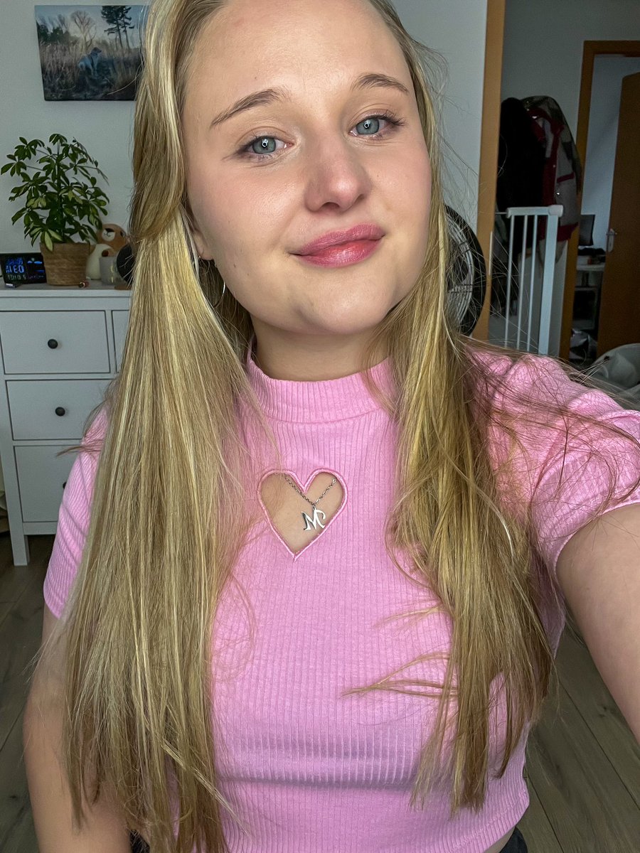 👤 Mia hat dir eine Freundschaftsanfrage geschickt.
📍3km entfernt 
📩(5) neue Nachrichten