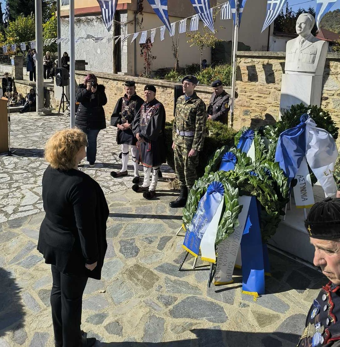 pasoipa's tweet photo. [03-11-2024]  Κατάθεση στεφάνου από την εκπρόσωπο του #ΠΑΣΟΙΠΑ, στην τελετή μνήμης και  τιμής του πρώτου πεσόντα Αξιωματικού του Β′ΠΠ, Υποσμηναγού Ευάγγελου  Γιάνναρη, στη Βασιλειάδα Καστοριάς, που πραγματοποιήθηκε από τον Δήμο Καστοριάς  και το Παράρτημα ΕΑΑΑ/Λάρισας https://t.co/1k9VXr7XX3