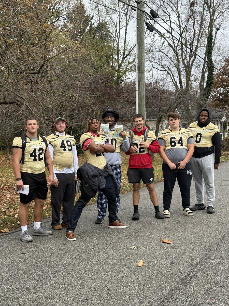 MU_SpartanFB's tweet photo. It’s truly inspiring to see our players making a difference off the field! Watching them connect with the community and gather donations for the “UCanCrushHunger” food drive. Together, they’re tackling hunger and helping make a real impact.
#UCanCrushHunger #UCCH https://t.co/VKeLqYNDHa