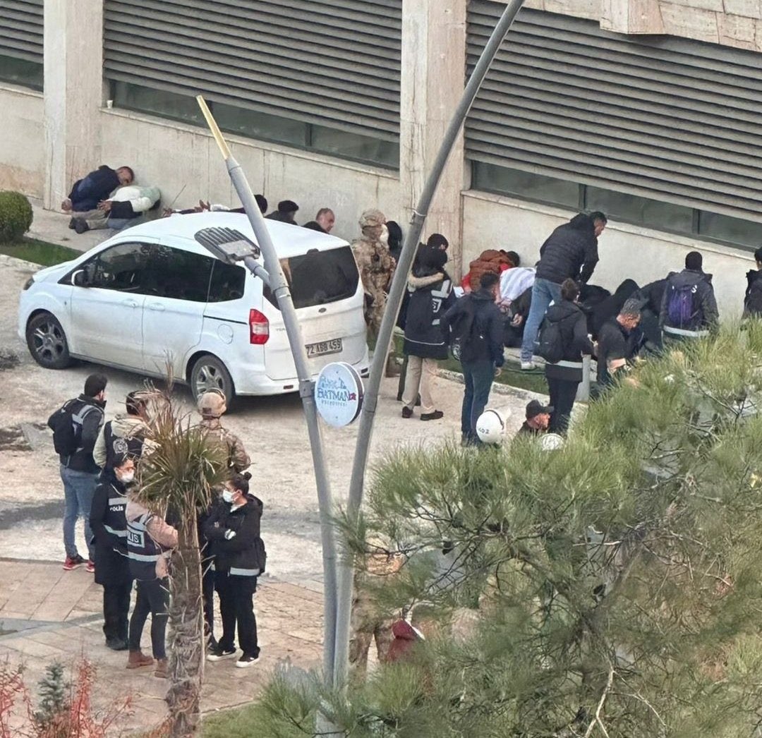 demgenci's tweet photo. İşgal altında iki mazlum halk. 

Batı şeria   ve   Batman https://t.co/F08xwWEOrE