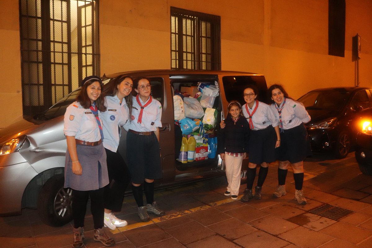 Entre ahir i avui hem aconseguit mobilitzar tres furgonetes de material i menjar des de Barcelona fins a València!! Moltes gràcies per la colaboració i difusió! Sempre a punt!!😊🙏