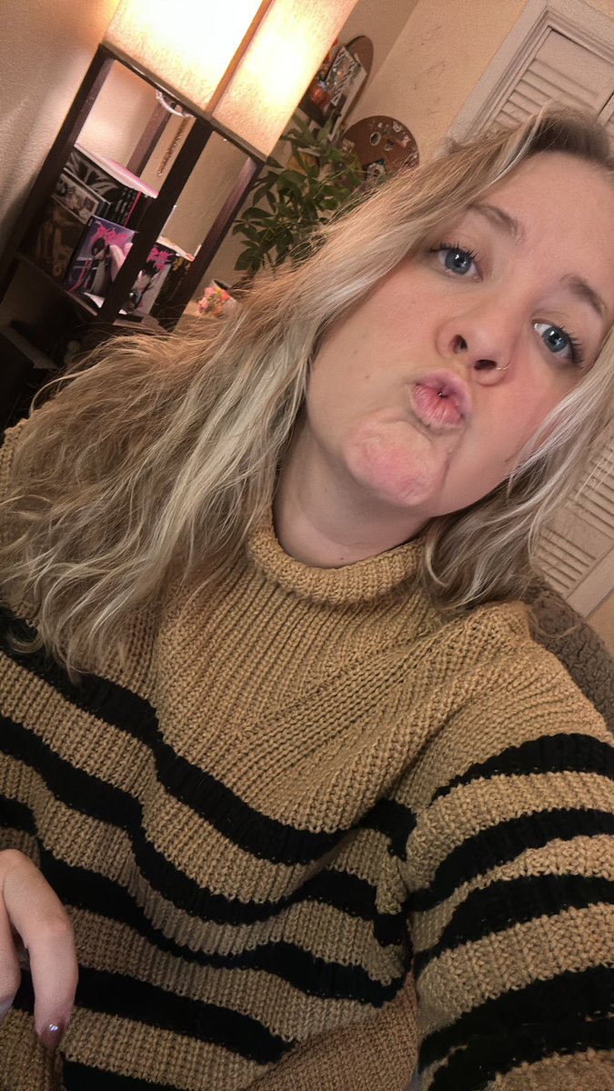 We reading yall 🥰💕 

Reading Iron Flame ✨ 

twitch .tv/itshaileyb