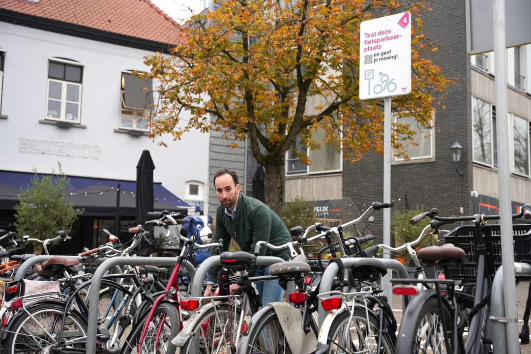 In Breda testen we verschillende manieren om fietsen en scooters te parkeren. Heb jij al een plek getest? Laat ons weten wat je ervan vindt via de online vragenlijst. De proef loopt tot eind dit jaar. 📲  bit.ly/3YOxdmJ