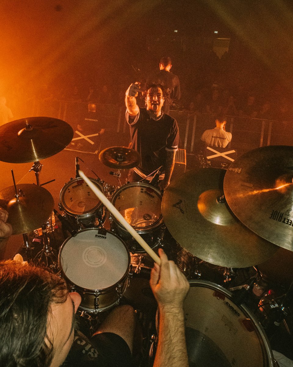 signsoftheswarm's tweet image. Thank you 🇩🇪! @CoreFestGermany and Frankfurt were great ways to kick off the mainland portion of @pinsandknuckles Faces of Death Tour 💀 We have a day off today, then another 🇩🇪 show in Nuremberg 🔥

📷: @StayGoulden