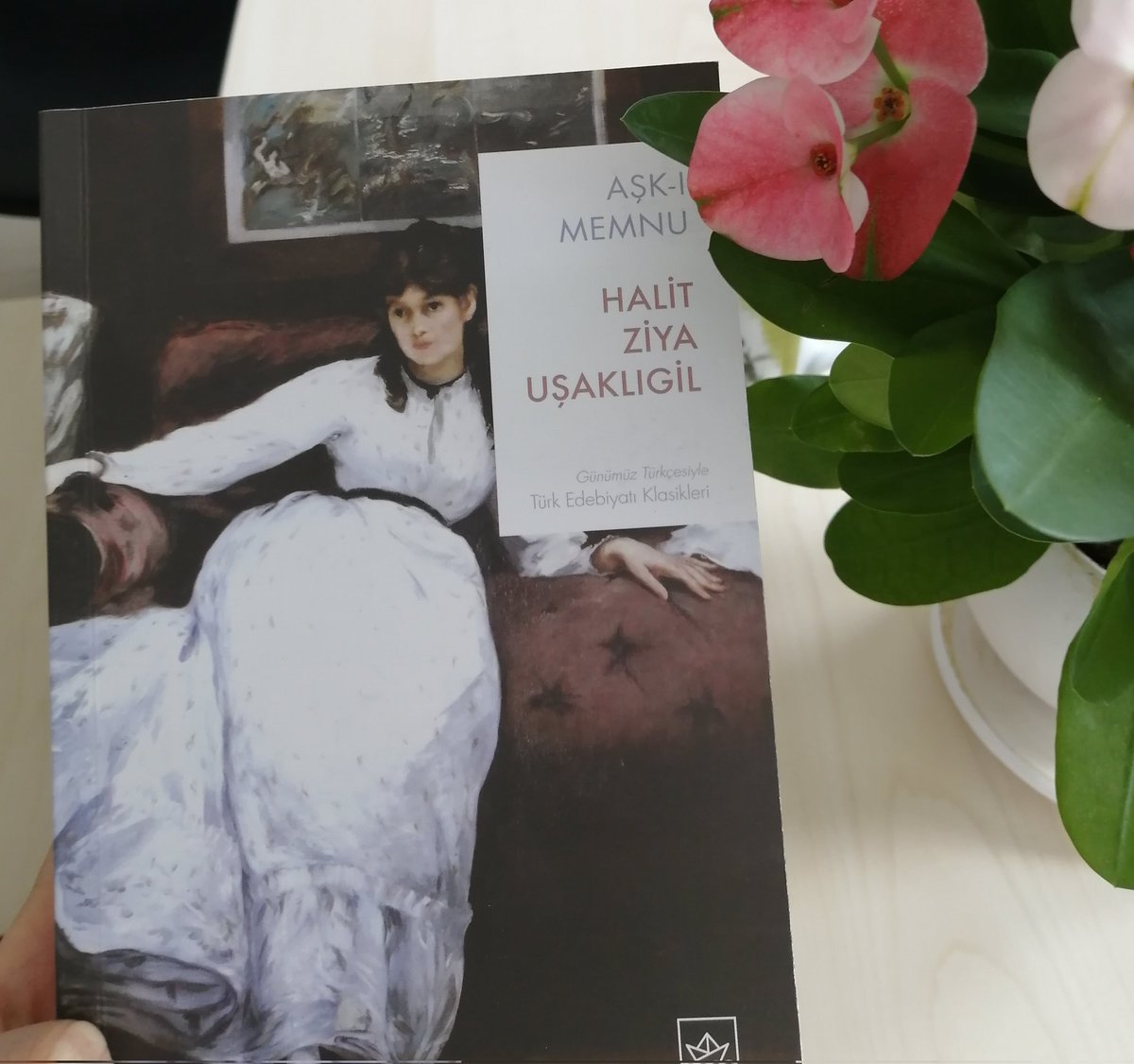 ferideysl25's tweet photo. 📚
Bu hoş kış gününden faydalanarak Boğaz'ın sakin sularını okşayan sandallar, kayıklar geçiyordu; bir vapur siyah dumanlarını serperek yer yer yalıları gizlerken bir  şilep, güvertesinde öteye beriye koşan dört beş başla, sessiz, tenha, sanki yapayalnız ilerliyordu.
... https://t.co/MGLTkRBxFJ