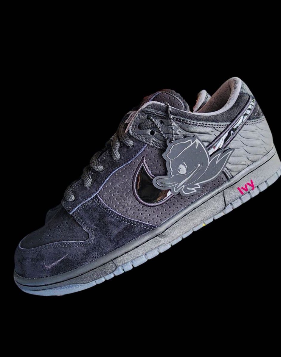 SNKRS_Sunitter's tweet photo. 【ファーストルック】

Division Street x Nike Dunk Low
 "Oregon Black"⚫️⚫️🦆
スタイルコード：HV1470-001 

・2025年リリース
・GOAT APPを中心に『43,500円』前後でリリース予定
・前作国内での販路は、東京渋谷Flight Club Tokyoからリリース

📸：fuelkicks https://t.co/umZeH47vR9