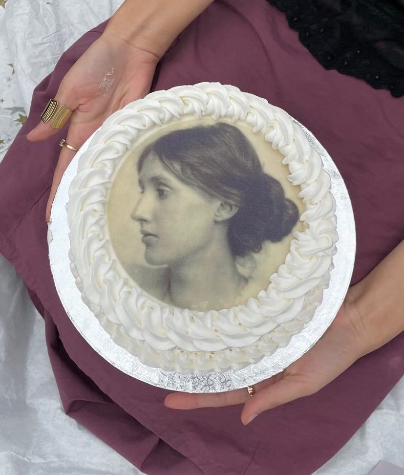 lispectordyke's tweet photo. virginia woolf birthday cake oooooo https://t.co/rT6uXbGXr5