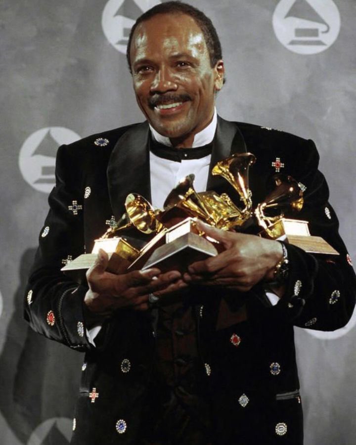 0tw100's tweet image. May God bless all of the families, friends, and fans of Mr. @QuincyDJones. I met Quincy Jones in Virginia speaking at the Richmond Forum many years ago. @QuincyDJones @richmondforum @quincyjonesprod #Smile #CameraAction #FlashbackPics 📸🌟🤍🙏🏽🪽🕯️