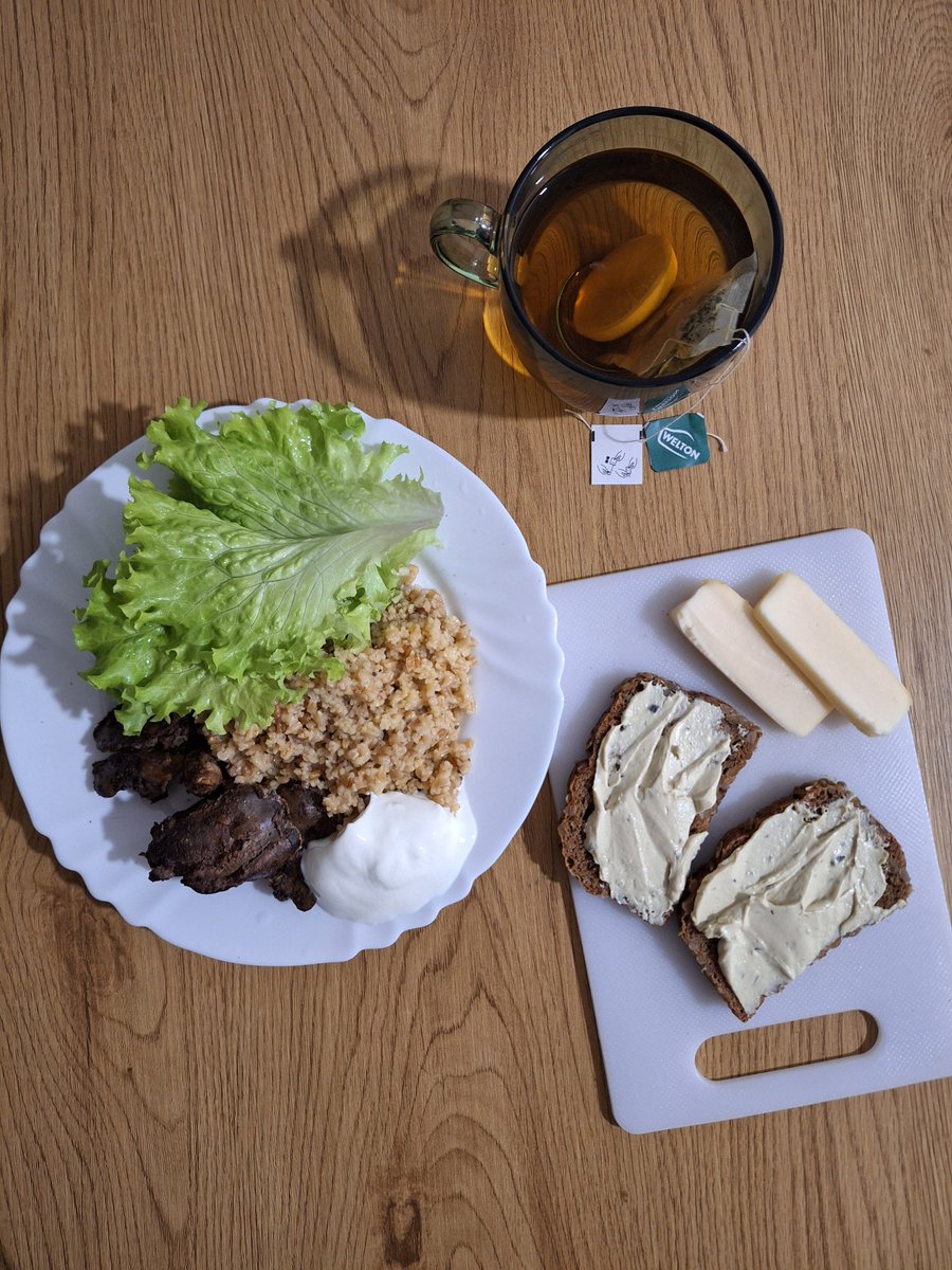 PaulAndJet's tweet image. #едимДома на ужин сегодня полба с кускусом, жареные куриные печень и сердца, тосты с хумусом и сыр, йогурт, мятный чай с лимоном