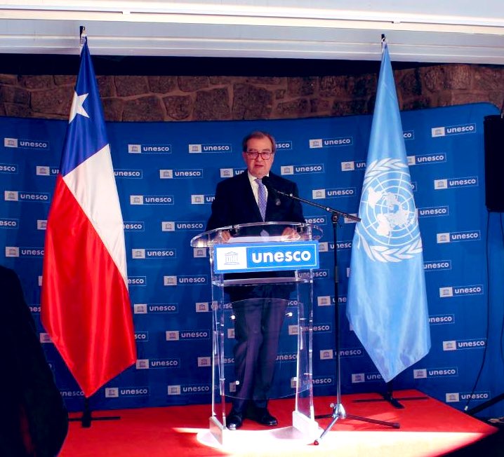 Chile_UNESCO's tweet photo. Embajador @Rfernandezdaza y Subdirectora Ciencias Naturales #UNESCO @LidiaArthurBri1 inauguraron exposición Patagonia Wildlife 🐾🌎 del fotógrafo 🇨🇱 @junglejorge74 Jorge Valenzuela H. para generar consciencia sobre protección biodiversidad y destacar el rol de 🇨🇱 en esa tarea. https://t.co/2AaVunWuvT