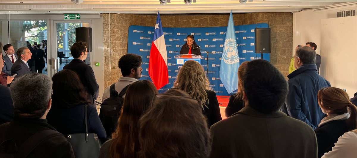 Chile_UNESCO's tweet photo. Embajador @Rfernandezdaza y Subdirectora Ciencias Naturales #UNESCO @LidiaArthurBri1 inauguraron exposición Patagonia Wildlife 🐾🌎 del fotógrafo 🇨🇱 @junglejorge74 Jorge Valenzuela H. para generar consciencia sobre protección biodiversidad y destacar el rol de 🇨🇱 en esa tarea. https://t.co/2AaVunWuvT